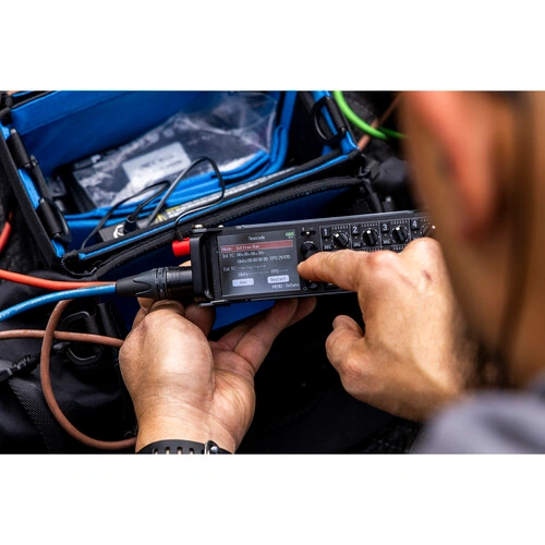 ZOOM F8N, WITH BAG & BATTERY